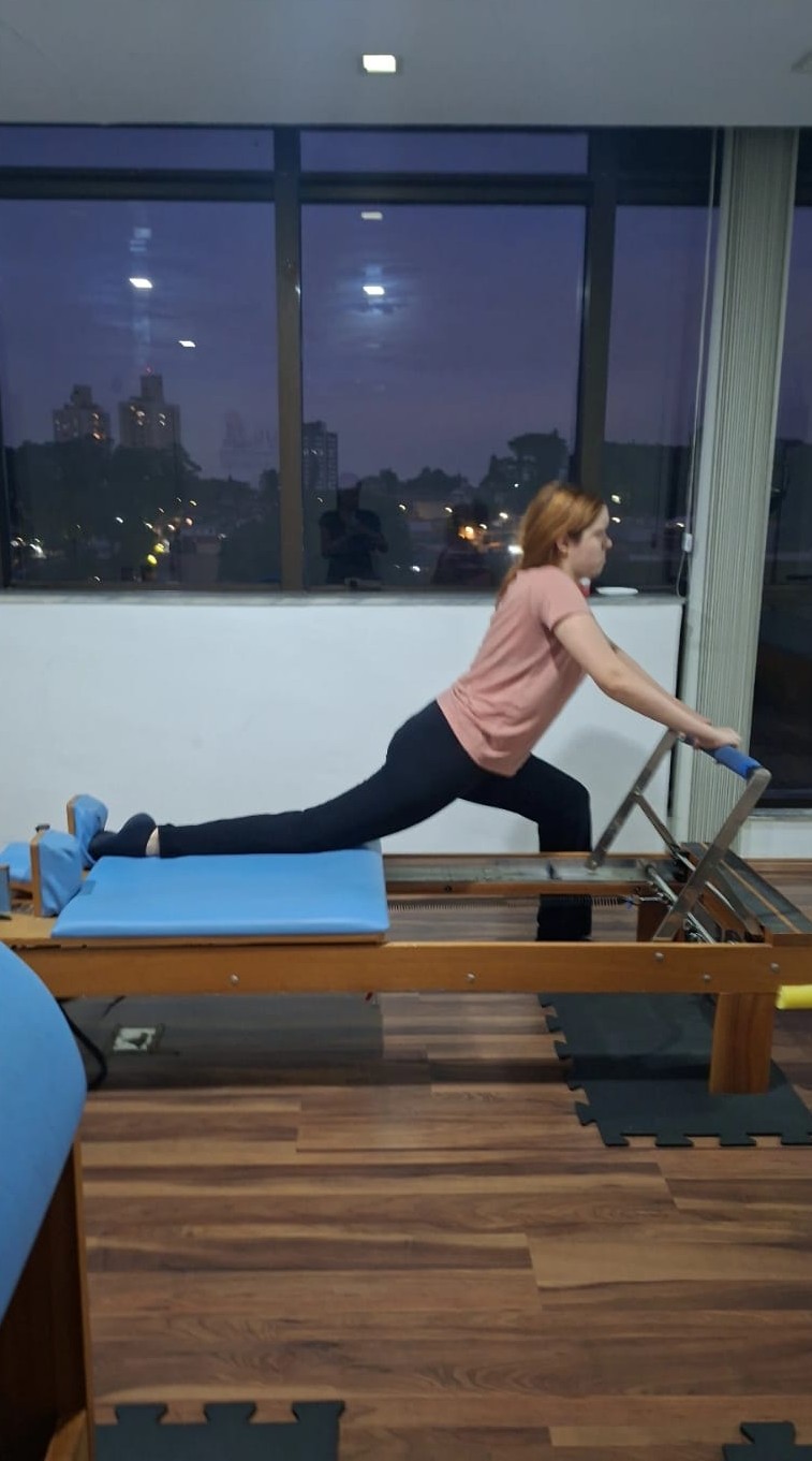 Exercício acompanhado durante uma aula de Pilates